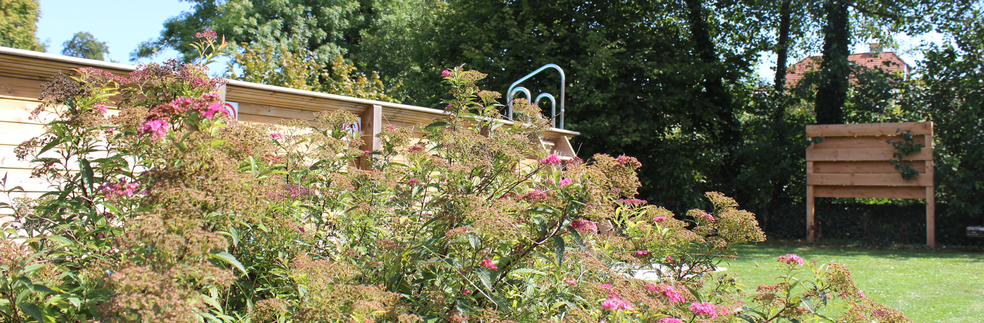 Vue en contre-plongée piscine sur rivière